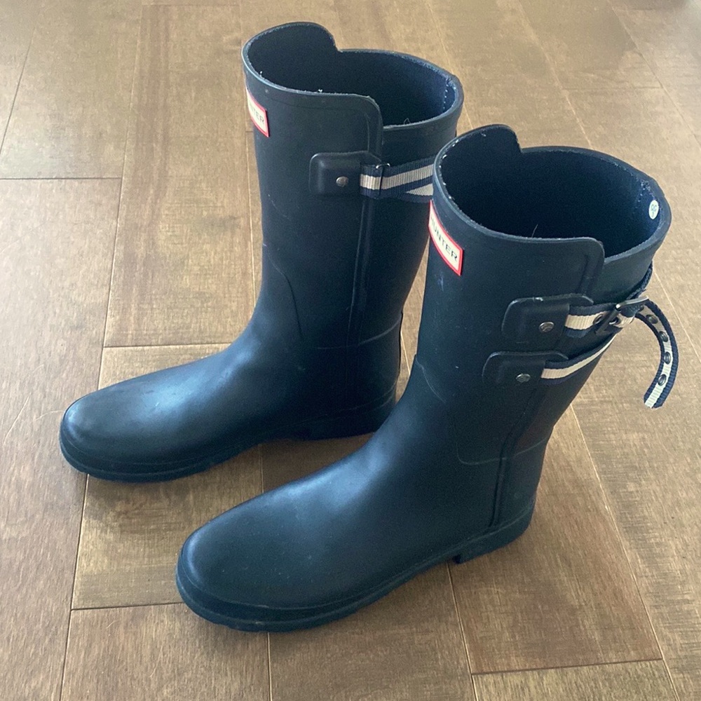 EUC Hunter Black “New Refined Webbing Backstrap” Rain Boots/ Booties - Size 9